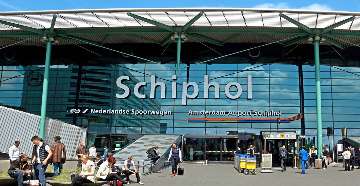011. Amsterdam Airport Schiphol (AMS)